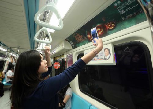 3.香港萬聖節主題列車，掃描QR code可獲得行程優惠訊息。.jpg