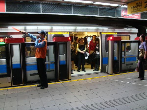 1464227891536488.jpg 20160519165537_3_1280px-TaipeiMetro-PlatformStaff.jpg