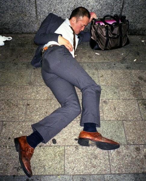 20160519161057_0_japanese_businessmen_passed_drunk_in_public_640_01.jpg