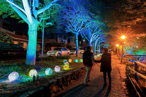 走在步道上都可以感受到月津港燈節的浪漫氛圍 (圖片來源／台南市政府)