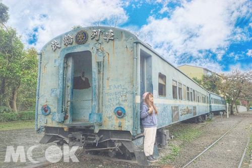 廢棄的石岡車站保留了兩節藍皮車廂提供大家拍照留念 (圖片提供／IG：ccccc.b)
