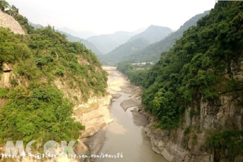 經過青龍瀑布旁的大埔橋，還可以俯瞰西拉雅風景區的山谷溪流壯景 (圖片提供／Keavy愛七淘)