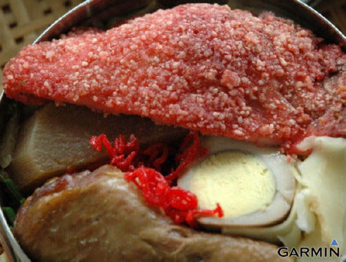 紅曲排骨與腌雞腿的雙主菜搭配，是阿良鐵支路便當的要角