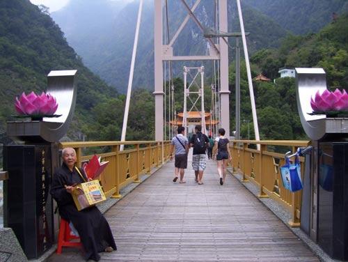 祥德寺的吊橋，橋邊的尼姑很善良，給有緣人贈平安符。