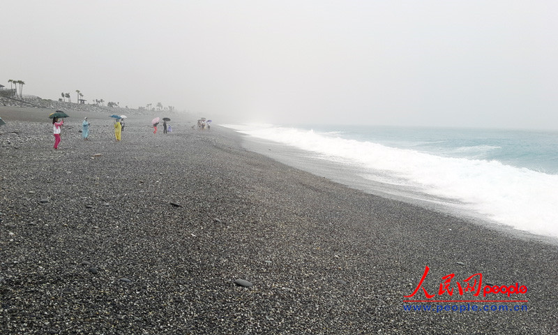 七星潭海灘，陰雨天也沒能阻擋游客們的熱情。