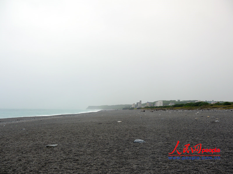 七星潭海灘，陰雨天也沒能阻擋游客們的熱情。