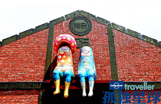 駁二月光劇場門檐上的雕塑小人。