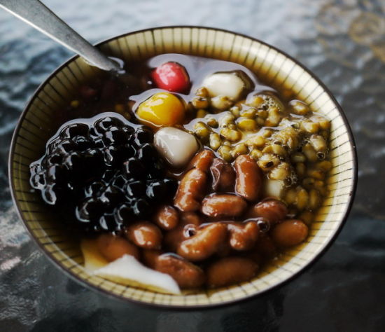 草地人豆花有滿滿的紅豆、綠豆、粉圓和珍珠,滋味甜美 草地人豆花有滿滿的紅豆、綠豆、粉圓和珍珠,滋味甜美