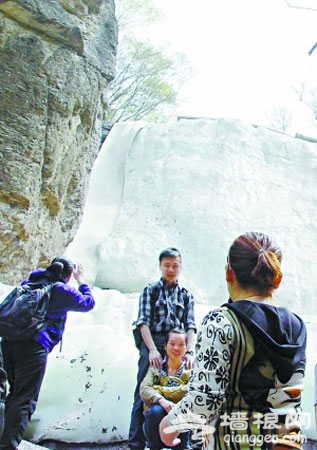 京西觀冰瀑 高溫30℃雙龍峽景區冰瀑依然冰清玉潔
