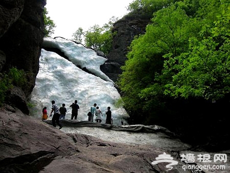 京西觀冰瀑 高溫30℃雙龍峽景區冰瀑依然冰清玉潔