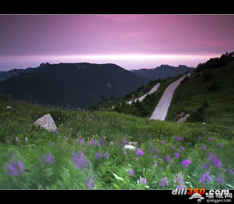 太陽剛剛露出雲層一點點