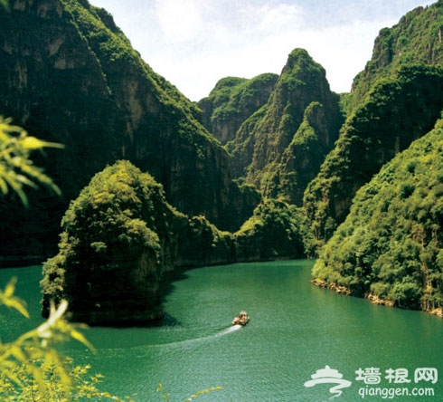 京郊避暑游：龍慶峽大峽谷中“水上飛”