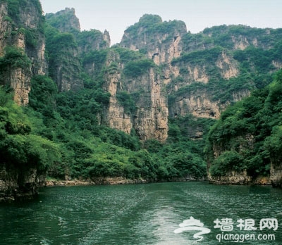 京郊避暑游：龍慶峽大峽谷中“水上飛”
