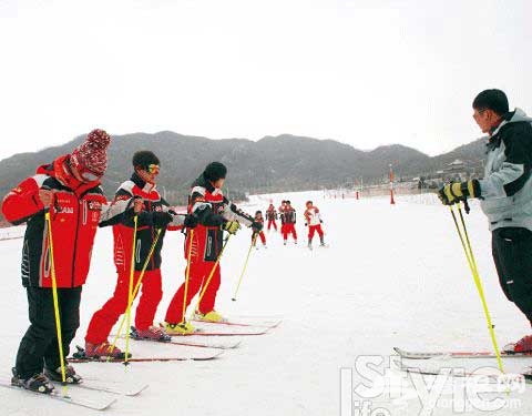 滑雪是不少菜鳥們躍躍欲試的熱身運動