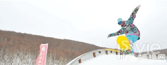 雪地裡撒會兒野京郊雪場家門口過瘾[牆根網]