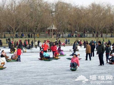 約會冰場 北京城裡滑冰場上“練手腳”