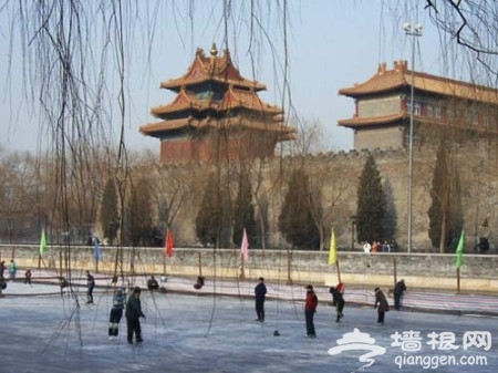約會冰場 北京城裡滑冰場上“練手腳”