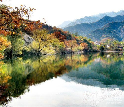 白龍潭的山水相映成趣。 白龍潭的山水相映成趣。