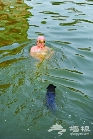 選擇在護城河龍潭閘附近游泳，主要是個“自在坦蕩”的意思