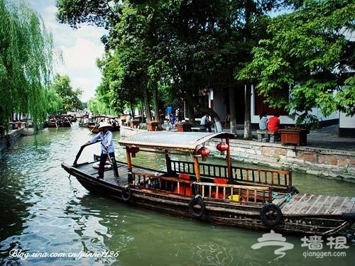 不禁想起童年的歌謠:“搖啊搖,搖到外婆橋……” 不禁想起童年的歌謠:“搖啊搖,搖到外婆橋……”