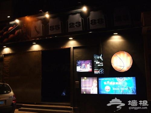 在酒吧裡打籃球 上海純正美式運動吧[牆根網]
