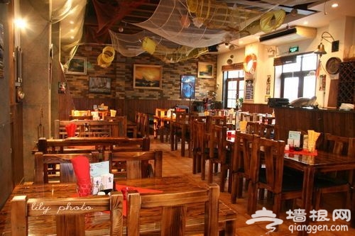 申德勒碼頭餐廳內，充滿海港碼頭元素的裝飾環境 來源：劉立