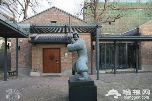 餐廳門前的武士雕塑 來源：劉立