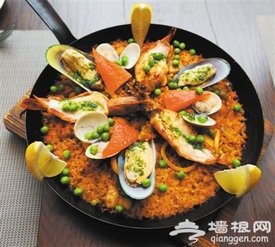 海鮮飯可謂西班牙的“國飯”,幾乎所有西班牙餐廳裡都有。 海鮮飯可謂西班牙的“國飯”,幾乎所有西班牙餐廳裡都有。