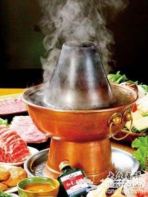 大銅鍋旺炭火！細數老北京涮羊肉“鼻祖”