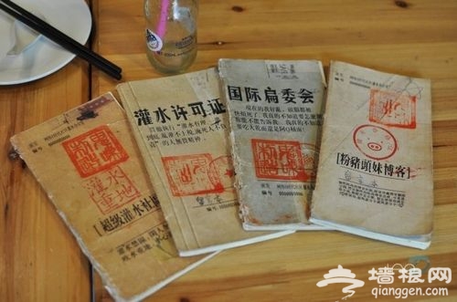 留言本鬼味店的留言本,裡頭挺搞笑的,有來這談情說愛的,有來這交友征婚的,哈。 留言本鬼味店的留言本,裡頭挺搞笑的,有來這談情說愛的,有來這交友征婚的,哈。