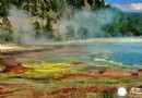 黃石國家公園大稜鏡溫泉 五彩斑斓隨季節變化