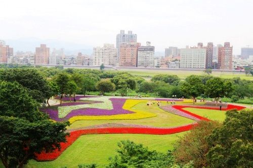 　古亭河濱公園巧思設計的地景花海